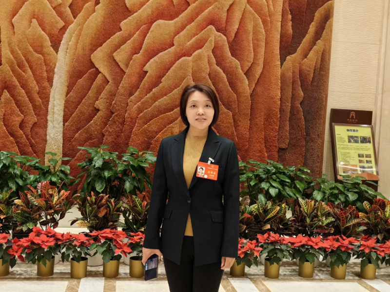 天下人大代表冯丽朝赴京参会提建议尽职责