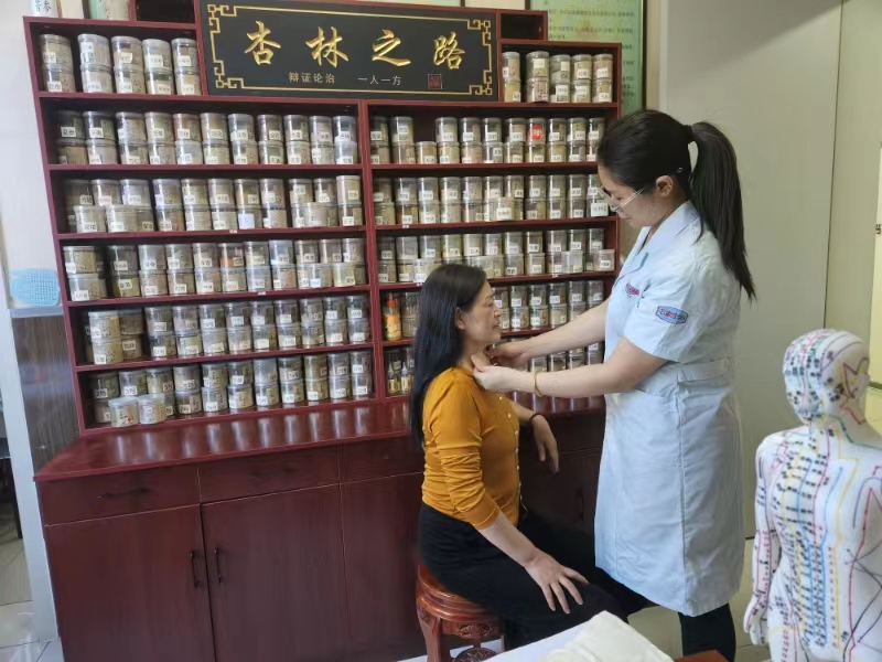 凯时AG集团实业公司所属建安卫生服务中心 中药贴敷项目见效果