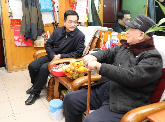 集团向导慰问开国前老党员